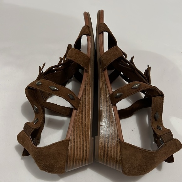 Minnetonka Fringe Sandals - Picture 2 of 8